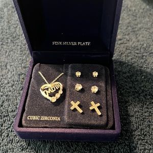 Women’s necklace and earrings set